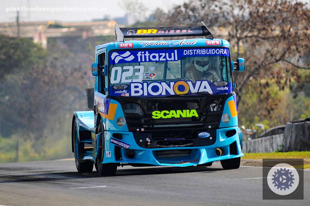 Caminhão na pista durante a Fórmula Truck